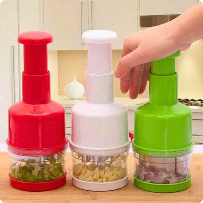 Hachoir manuel de couleurs différentes dans cuisine