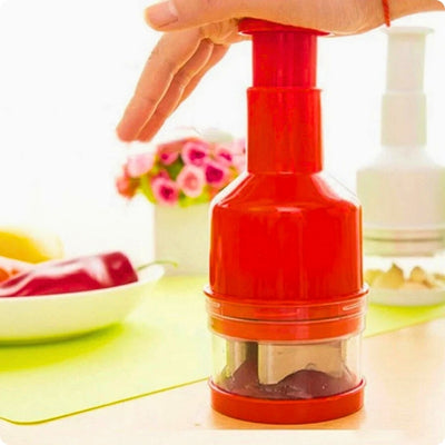 Hachoir manuel rouge dans cuisine
