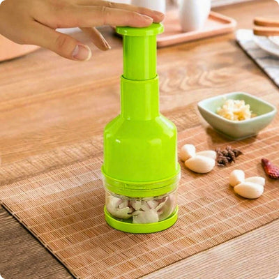 Hachoir manuel vert dans cuisine