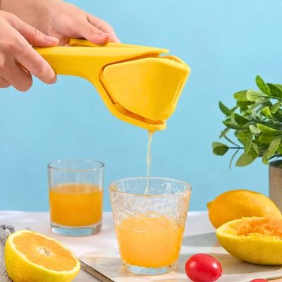 Presse citron manuel utilisé pour presser un citron au dessus d'un verre