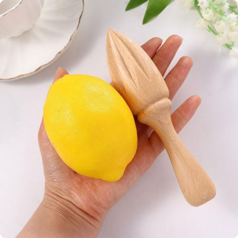 Presse citron manuel dans une main avec citron.