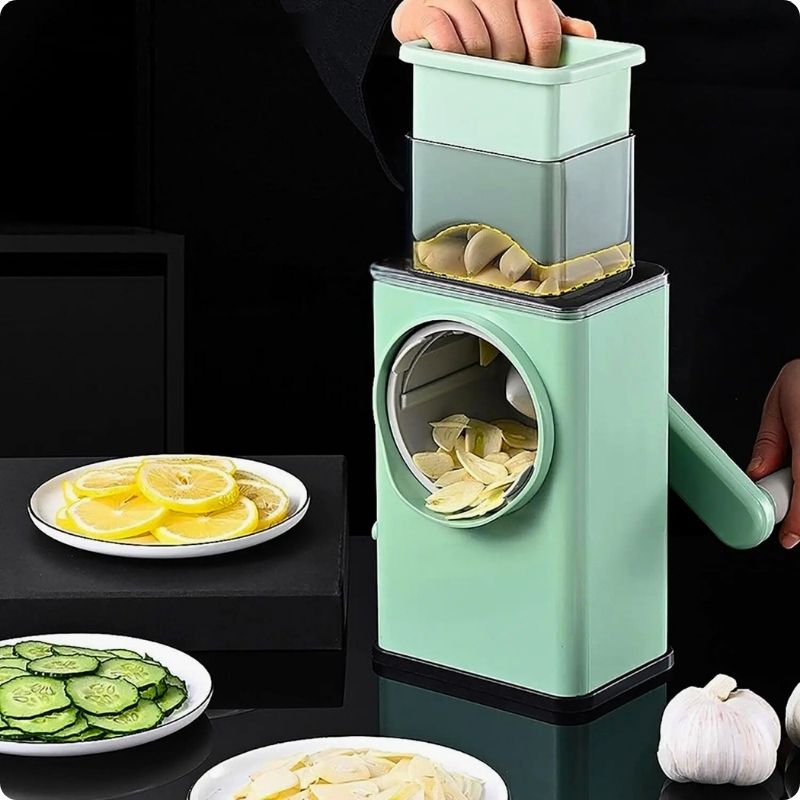 Personne coupant de l'ail en rondelle à l'aide d'un râpeur.