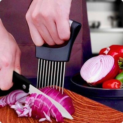 Coupe oignon utilisé par une personne pour couper un demi oignon en brunoise.