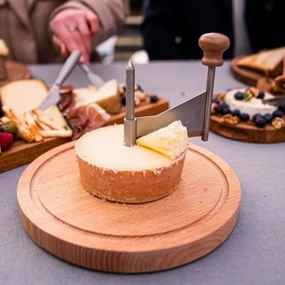 couteau à fromage posé sur table