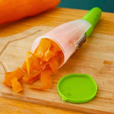 Économe posé sur une planche à découper en bois avec les épluchures qui sortent du réservoir et se déversent sur la planche, à côté le bouchon.