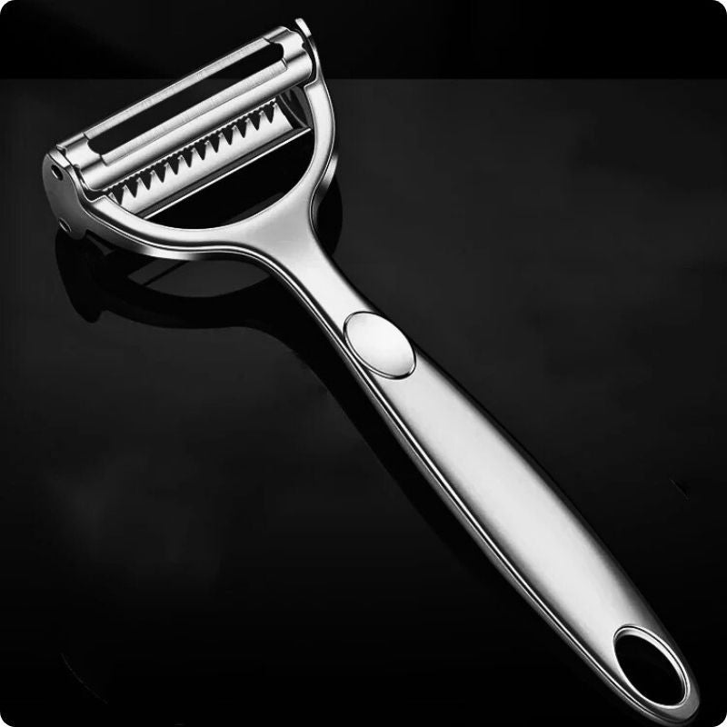 Econome legume chrômé posé sur une table noire