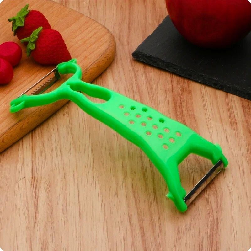 Epluche legume vert posé sur une table