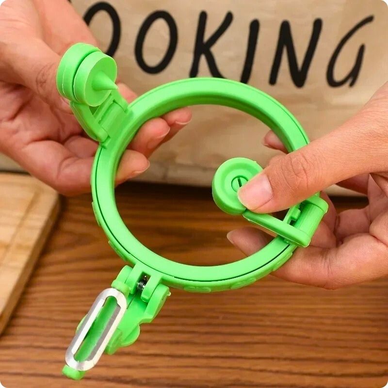 Éplucheuse à pomme tenue par une personne.