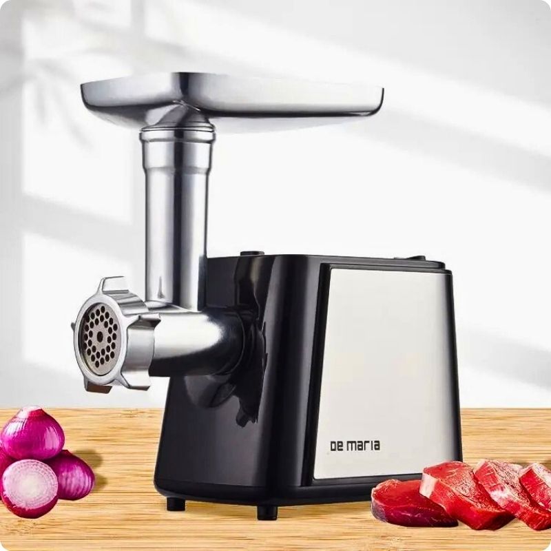 Hachoir à viande posé sur table