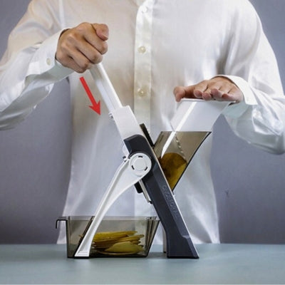 mandoline cuisine posée sur une table et utilisé par une personne.