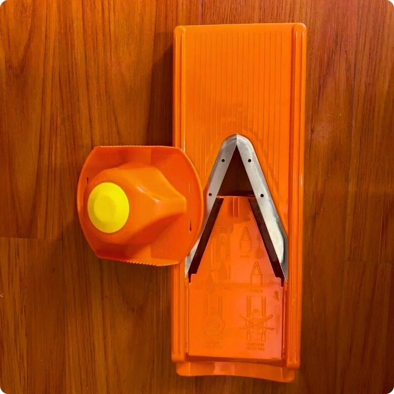 Mandoline japonaise et son protège doigts