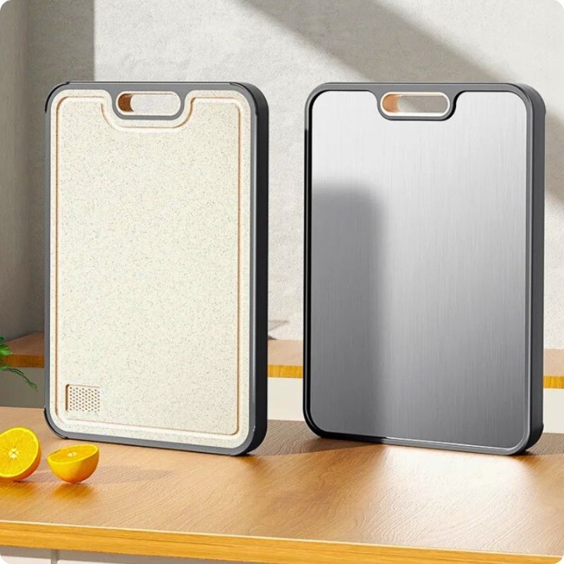 Planche à découper hygiénique présentée debout sur une table