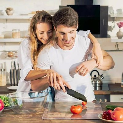 Planche à découper plastique crystal'ine utilisée pour couper tomate