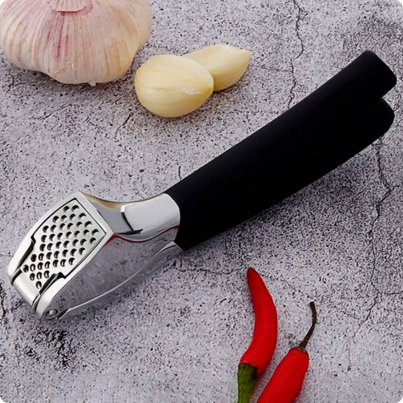 Presse ail posé sur table