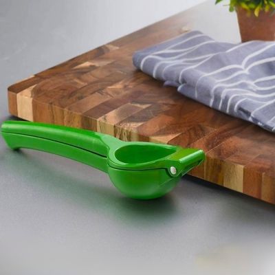 Presse citron manuel vert posé sur table