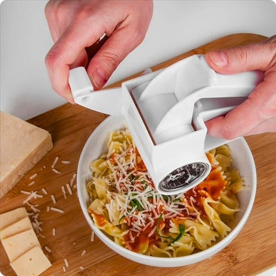 Personne râpant du fromage au-dessus d'une assiette de pâtes à l'aide d'une râpe à fromage.