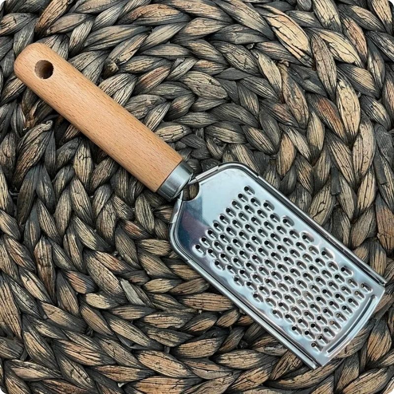 Rape à fromage posée sur une set de table