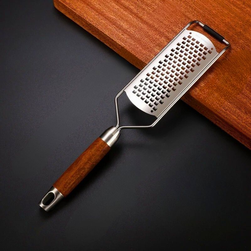 Rape a fromage épais posée sur table