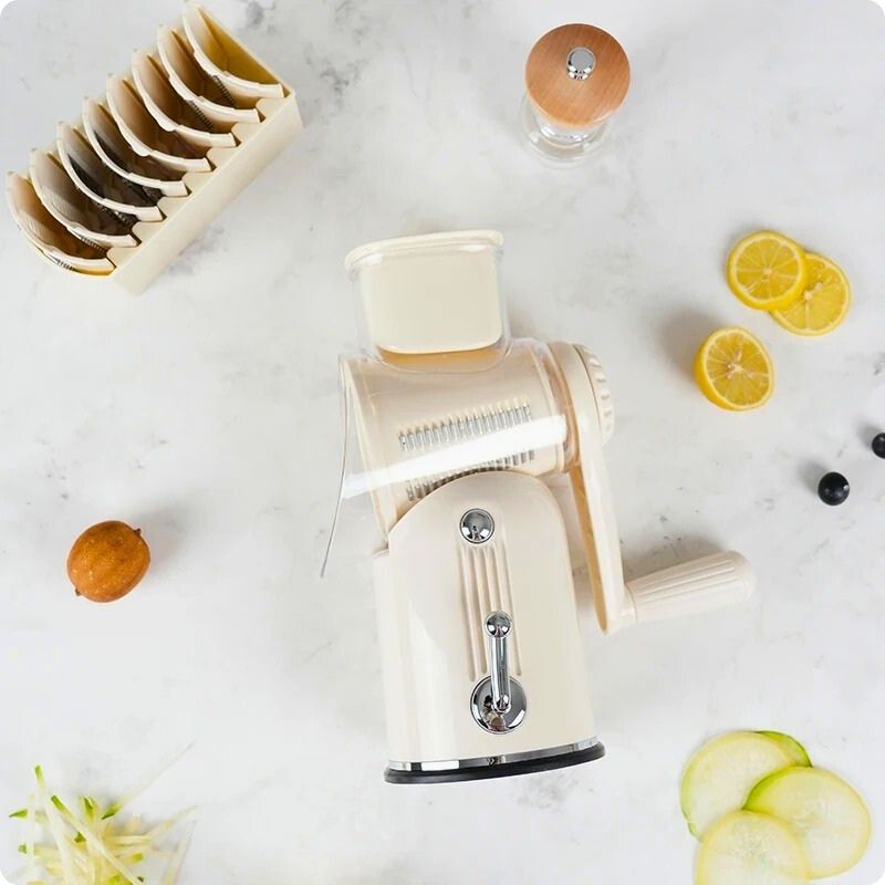 Râpe légumes manuelle posée sur le côté à côté de ses lames.