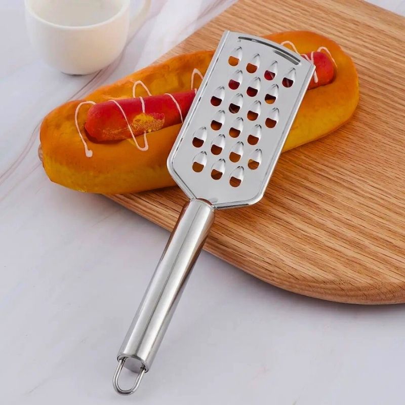 Râpe posée sur un hot-dog.