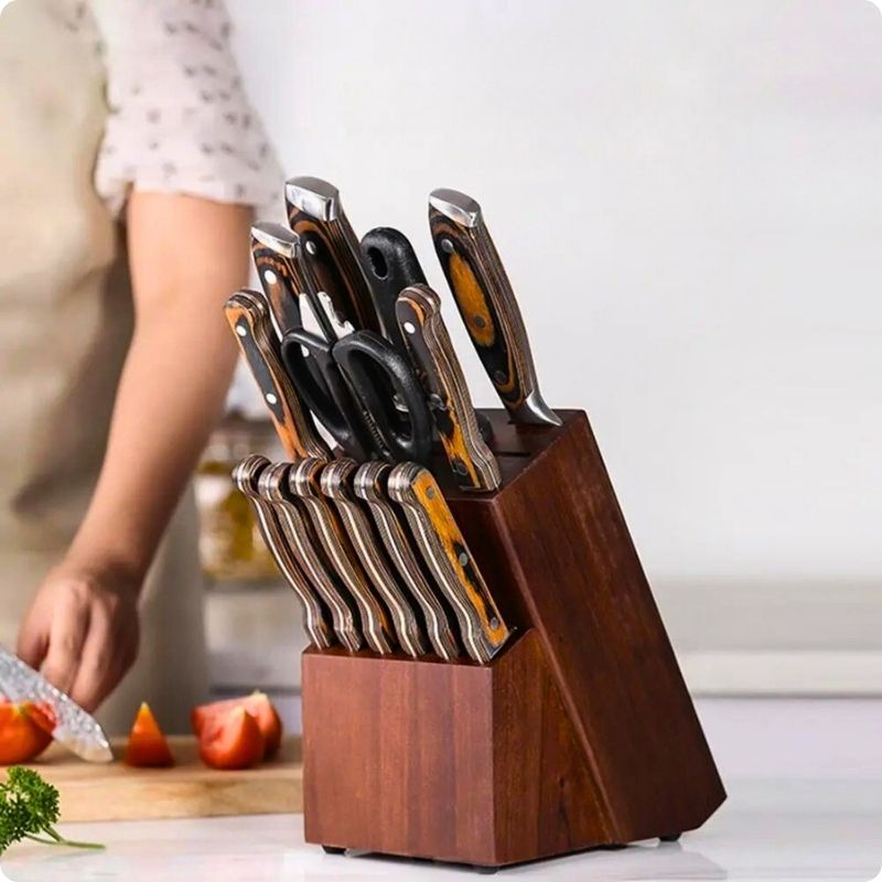 Set de couteau de cuisine posé à côté d'un cuisiner sur la table.