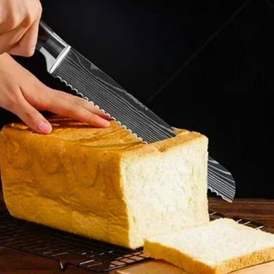 Personne coupant du pain avec un couteau du set de couteau de cuisine