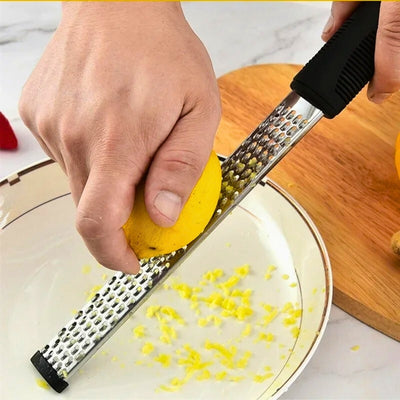 zesteur-main-qui-zeste-un-citron