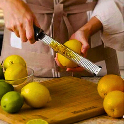 zesteur-personne-qui-zeste-plusieurs-citrons