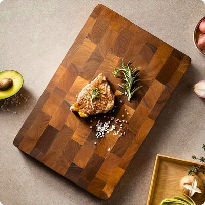 Planche a decouper damier avec morceau de viande posé dessus.