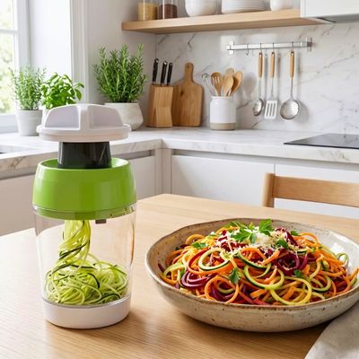 Coupe légumes spiralo'ine présenté avec un joli plat de spaghettis de légumes