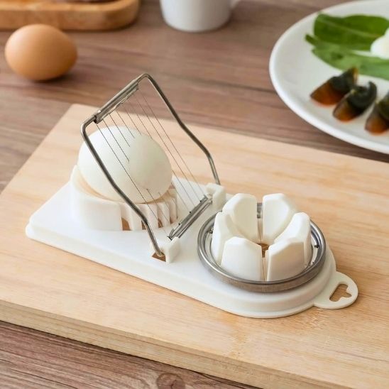 Coupe oeuf blanc posé sur une table de cuisine