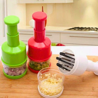Hachoir manuel de couleurs différentes dont un ouvert dans cuisine.