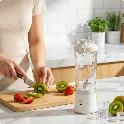 Femme coupant des fruits à côté dun mini blender