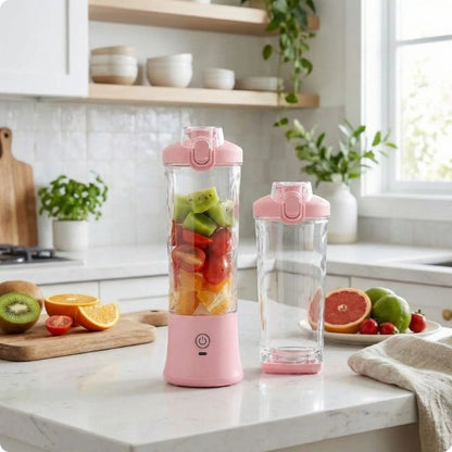 Mini blender rose posé sur plan de travail dans une cuisine