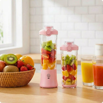 Mini blender posé sur plan de travail à côté de fruits