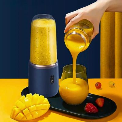 Personne versant dans verre jus réalisé à l'aide d'un mini blender.