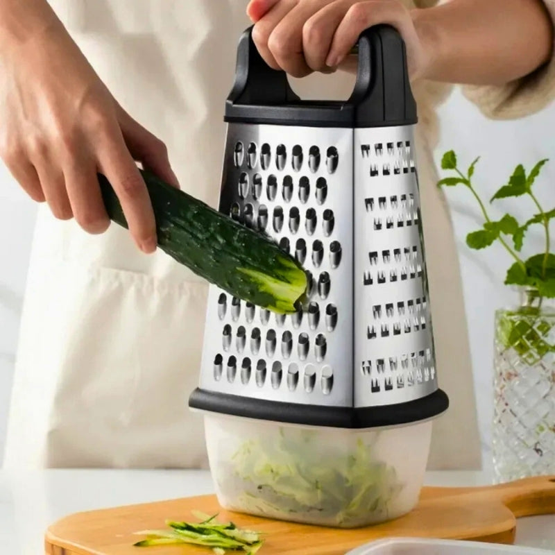 Personne qui râpe un concombre avec une râpe Râpe à légumes à réservoir Bak'ine.