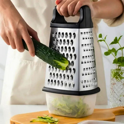Personne qui râpe un concombre avec une râpe Râpe à légumes à réservoir Bak'ine.