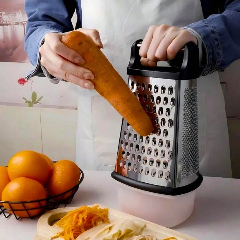 Personne qui râpe une carotte avec une râpe à réservoir.