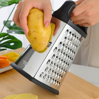 Personne qui râpe une pomme de terre avec une râpe à réservoir.