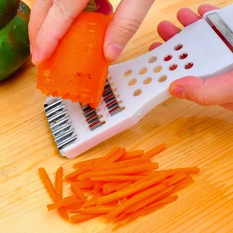 Personne râpant une carotte avec une râpe à légumes