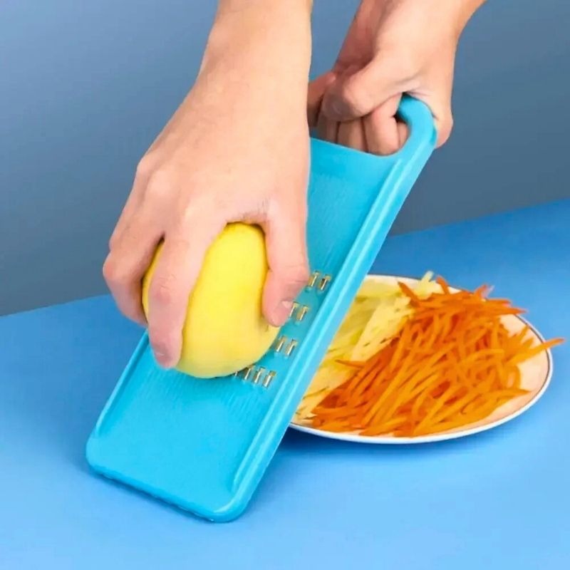 Personne râpant une pomme de terre avec une râpe bleue.