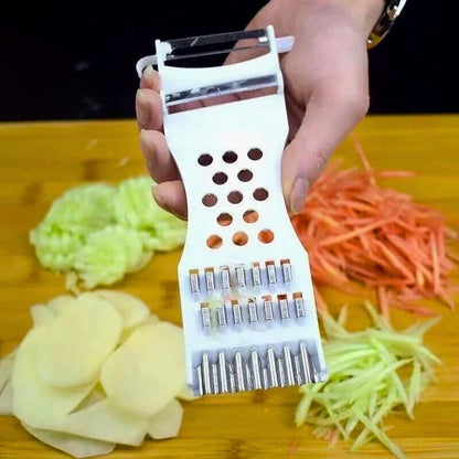 Personne tenant une râpe à légumes multifonction dans sa main.