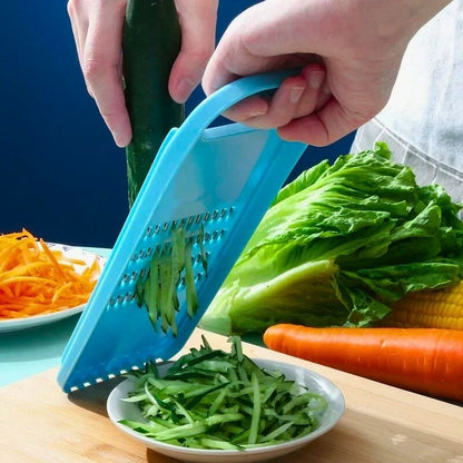 Personne utilisant une râpe à légumes pour râper un concombre.