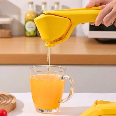 Presse citron manuel utilisé pour presser un citron au dessus d'une tasse