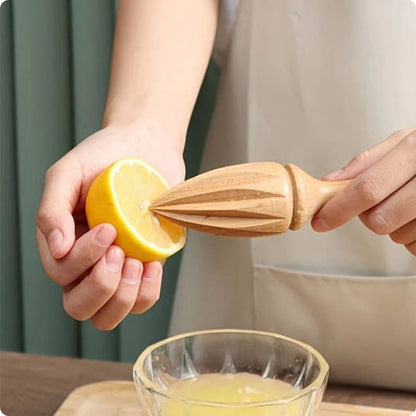 Personne utilisant un presse citron manuel pour presser un citron.