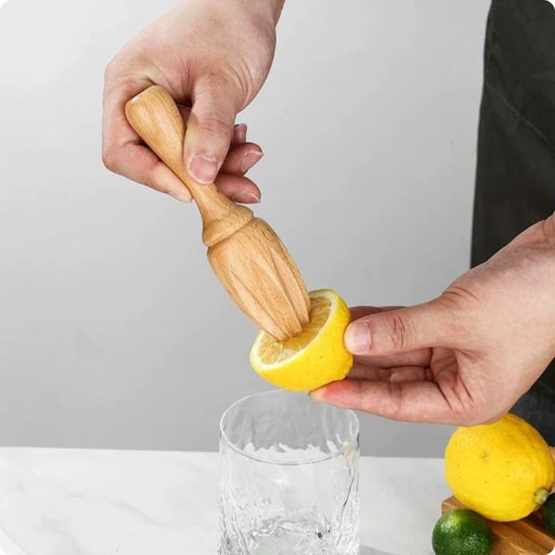 Personne utilisant un presse citron manuel