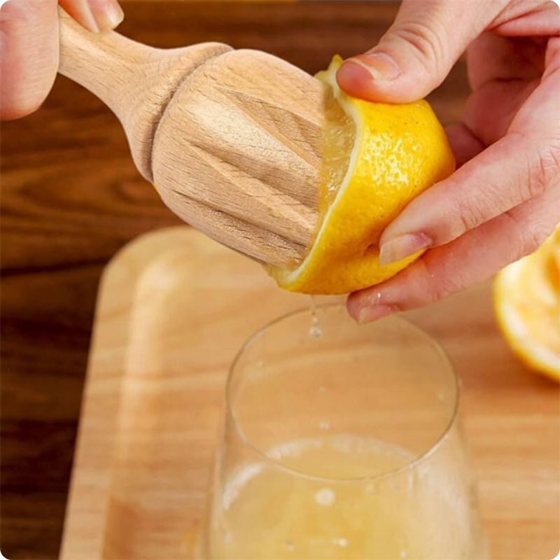 Presse citron manuel pressant un citron