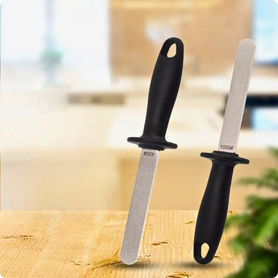 Affuteur de couteaux présenté sur ses deux faces qui dispose d'un grain d'aiguisage différent.