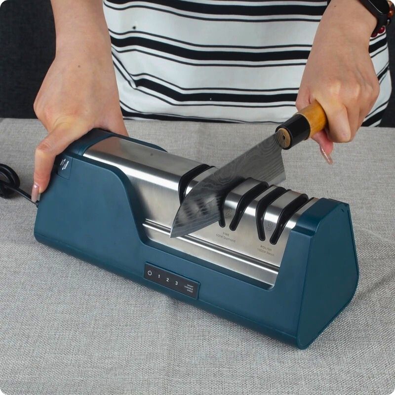 aiguiseur à couteau electrique aiguise chef avec couteau dans angle d'aiguisage